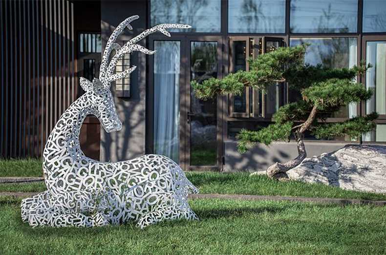 不銹鋼鹿，不銹鋼鏤空鹿，鏤空鹿景觀擺件，鏤空鹿雕塑，河北不銹鋼鹿廠家.jpg