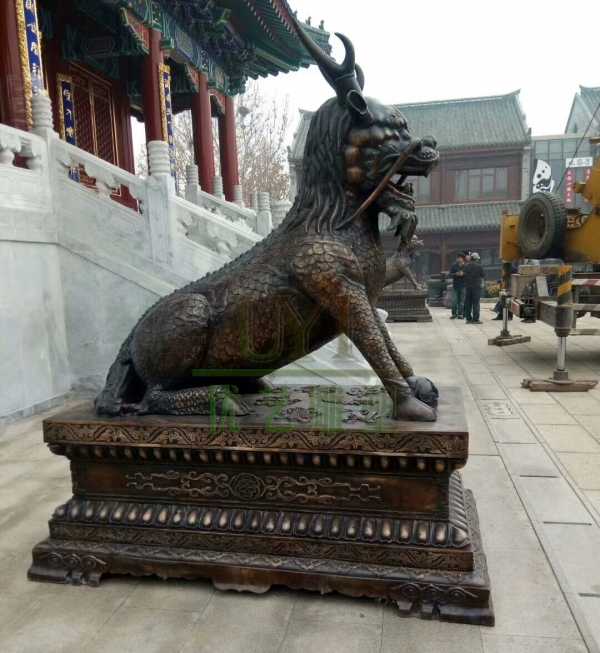 居宗教廟堂之高，擇黃銅麒麟雕塑守業(yè)
